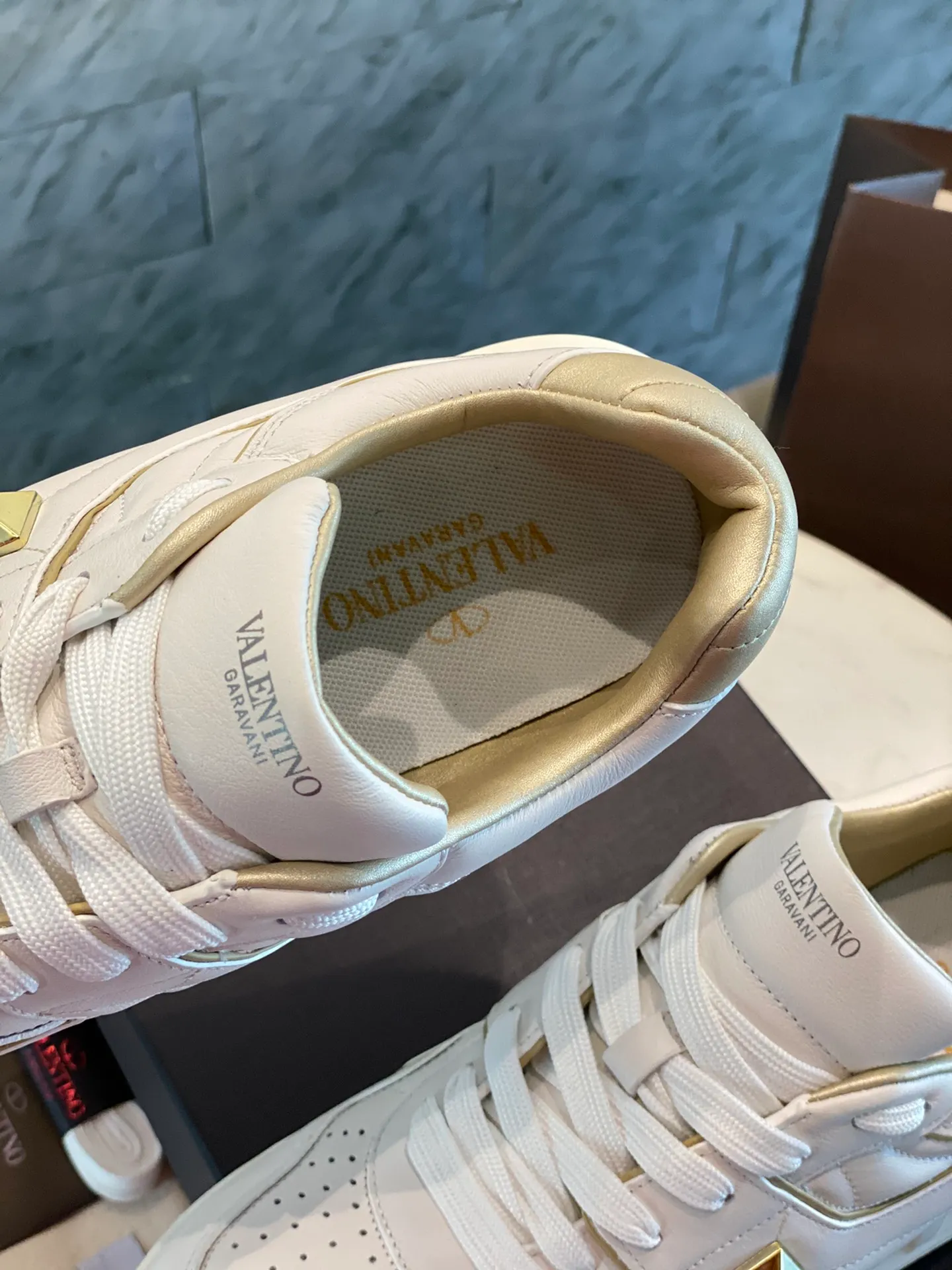 👟👟Ex-factory price 780👟👟 Valentino ONE STUD calfskin lace-up sneakers. Soft suede low-top sneakers, classic and versatile, couple's sneakers, special goods, worth buying! A pair of simple shoes with unique details will save you from the difficulty of dressing. OneStud sneakers, with quilted plaid and oversized rivets, create an eye-catching punk style and get rid of the heavy feeling of this season's clothing. U👟👟Ex-factory price raise calfskin derby shoes, with exquisite leather construction and simple silhouette, smooth lines set the tone of coolness, they are a versatile item in the wardrobe. There are more Valentino boutique shoes waiting for you to unlock! It’s time to get the shoes you’ve been coveting for a long time! Officially on sale 7,+++ - Seven straps, decorated with metallic rubber effect. Decoration on the back and tongue. Size 35-44.